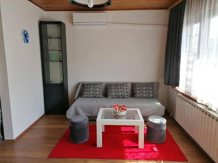 Cozy 1-Bdrm Apt In Dubec, Ideal For Work Or Study Sesvete Dış mekan fotoğraf